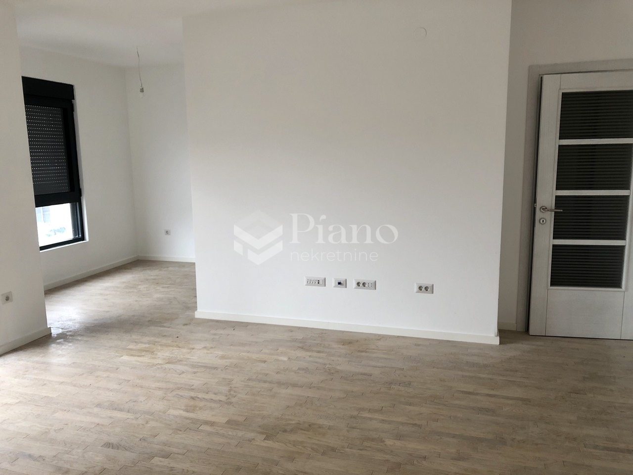 Trosoban nenamješten stan u Bloku 6